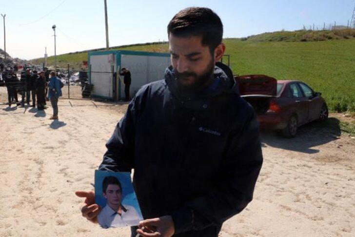 Enkazların arasında anılarını arıyorlar! Adana'da yürekleri burkan görüntü: Bir fotoğraf karesi için bile saatlerce çabalıyorlar G3