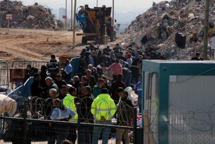 Enkazların arasında anılarını arıyorlar! Adana'da yürekleri burkan görüntü: Bir fotoğraf karesi için bile saatlerce çabalıyorlar G4