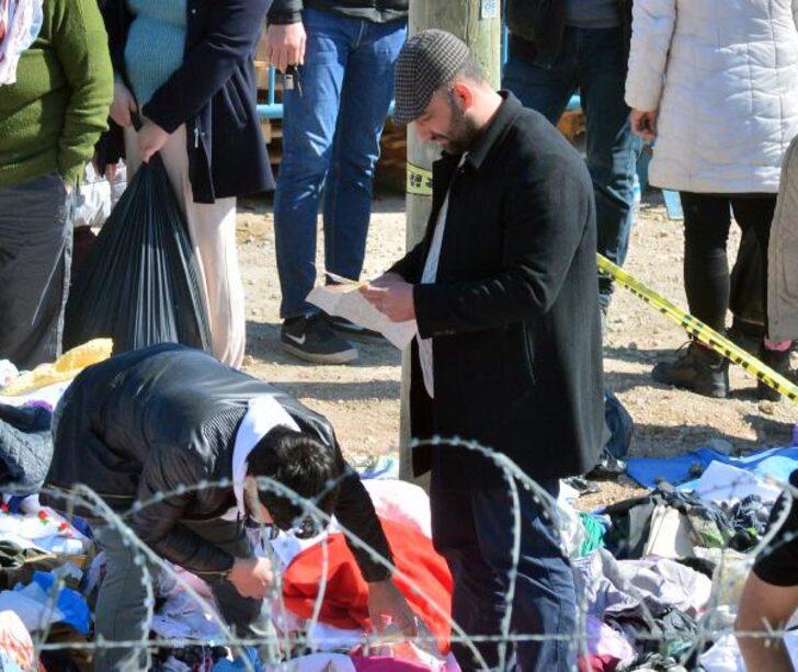 Enkazların arasında anılarını arıyorlar! Adana'da yürekleri burkan görüntü: Bir fotoğraf karesi için bile saatlerce çabalıyorlar G5