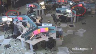 Güvenlik kamerası görüntüleri ortaya çıktı! İşte 7.7 büyüklüğündeki depremde 112 Acil Çağrı Merkezi'nde yaşananlar