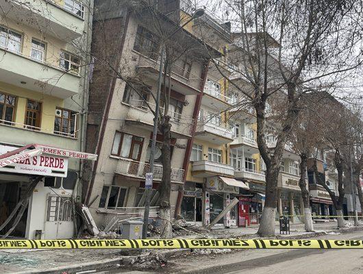 Malatya’da korkutan deprem! Bina öne doğru yattı, cadde kapatıldı
