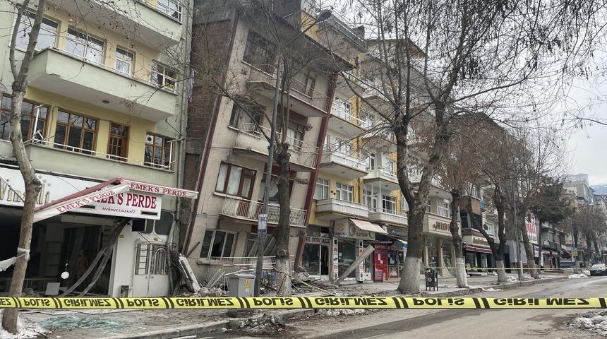 SON DAKİKA | Malatya’da 4.7 büyüklüğünde deprem! Bina öne doğru yattı, cadde kapatıldı