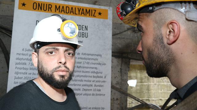 Deprem bölgesinde can kurtaran madenciler ocağın girişine astı! Onur madalyası saydılar... Unutmamak için okuyarak madene giriyorlar