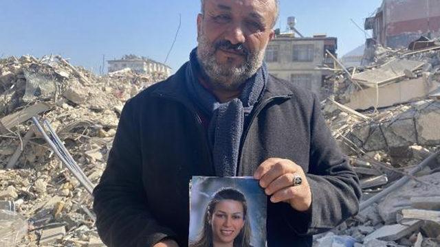 Yürek yakan olay: Elinde fotoğrafla enkazdan çıkmayan eşini bekliyor!