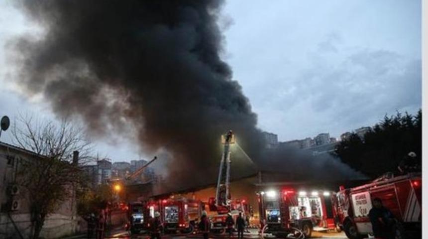 İstanbul'da korkutan yangın! Beyaz eşya deposu cayır cayır...