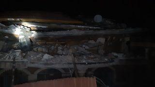 Malatya'da deprem sonrası boşaltılan 3 katlı bina yıkıldı