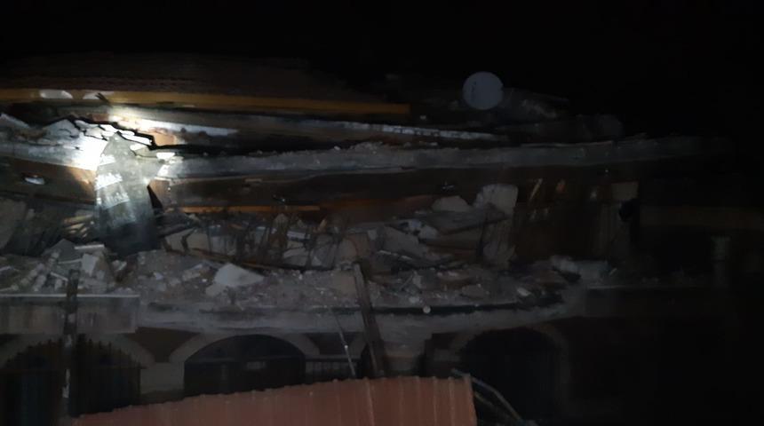 Malatya'da deprem sonrası boşaltılan 3 katlı bina yıkıldı