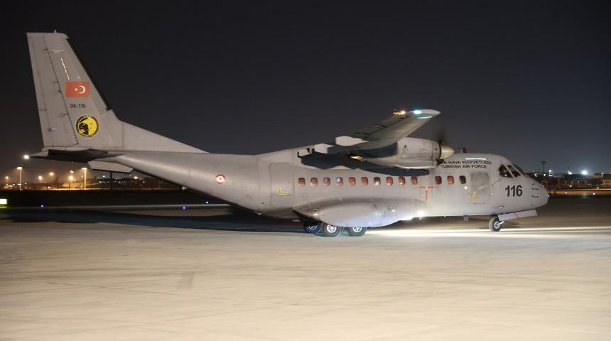 Deprem bölgesinden ayrılan İBB'nin 32 kişilik itfaiye personeli TSK uçağıyla İstanbul’a döndü