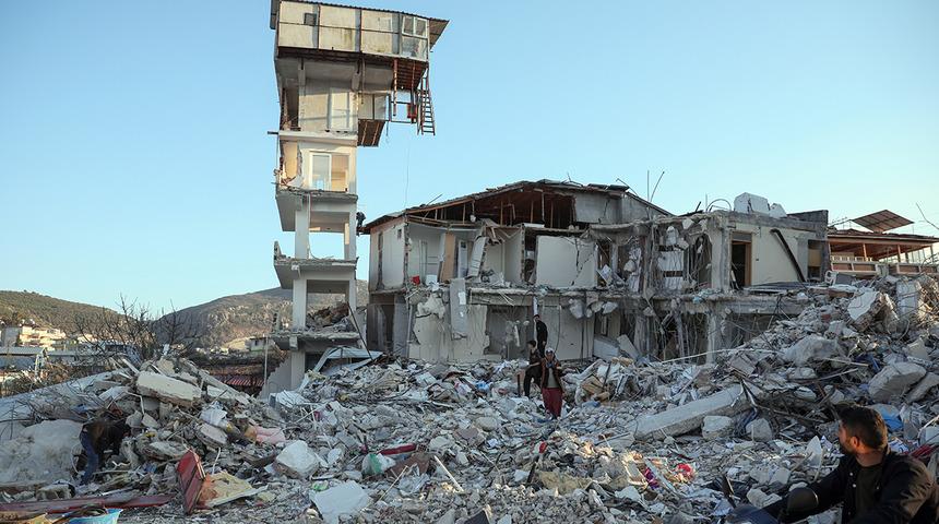 Hatay'da çok konuşulacak görüntü! Bina çöktü, ek yapı ayakta kaldı
