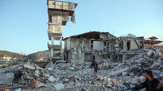 Hatay'da çok konuşulacak görüntü! Bina çöktü, ek yapı ayakta kaldı