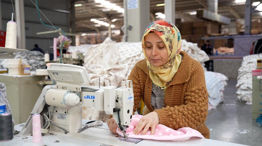 Uşaklı sanayicilerden deprem bölgesine 1,5 milyon battaniye