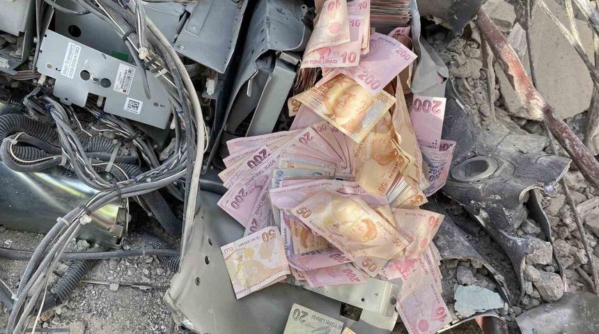 Ekipler deprem enkazında buldu! Para dolu banka kasası ve ATM yetkililere teslim edildi