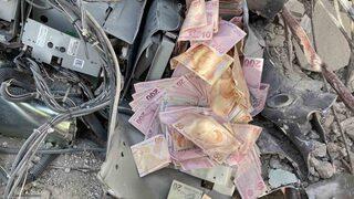 Ekipler deprem enkazında buldu! Para dolu banka kasası ve ATM yetkililere teslim edildi