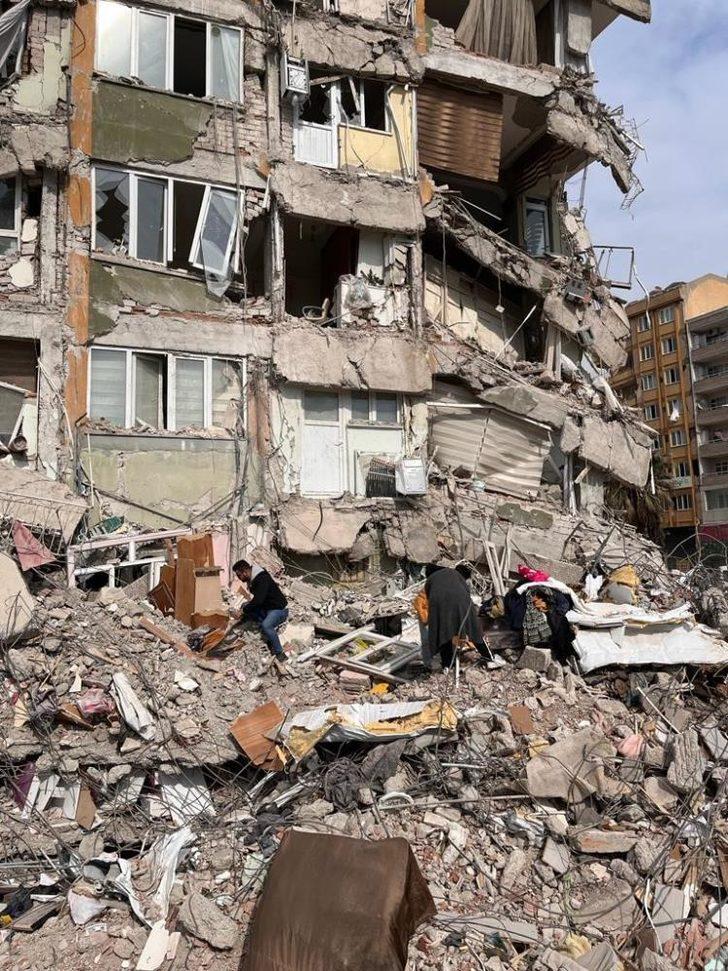 Enkaz üstünde dikkat çeken görüntü! Aldırış bile etmediler: “Canlar gitmiş bunlar çaput derdinde” G1