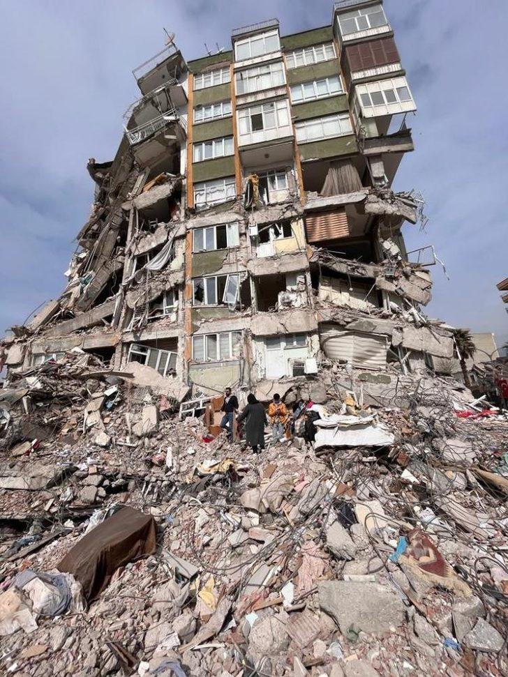 Enkaz üstünde dikkat çeken görüntü! Aldırış bile etmediler: “Canlar gitmiş bunlar çaput derdinde” G3