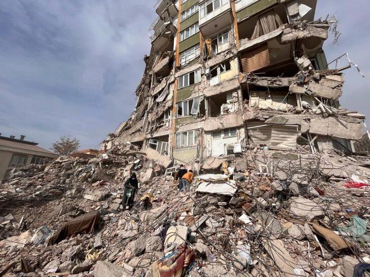 Enkaz üstünde dikkat çeken görüntü! Aldırış bile etmediler: “Canlar gitmiş bunlar çaput derdinde” G4