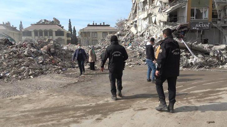 Enkaz üstünde dikkat çeken görüntü! Aldırış bile etmediler: “Canlar gitmiş bunlar çaput derdinde” G5