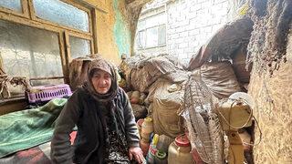 Duvarsız odasında tek başına yaşamaya çalışıyor! 'Azıcık ısınayım istiyorum' Kapkaça uğradığını gözyaşlarıyla anlattı