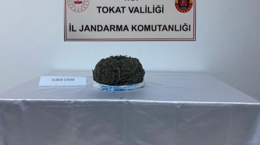 Tokat&rsquo;ta 1 kilo 180 gram kubar esrar ele ge&ccedil;irildi