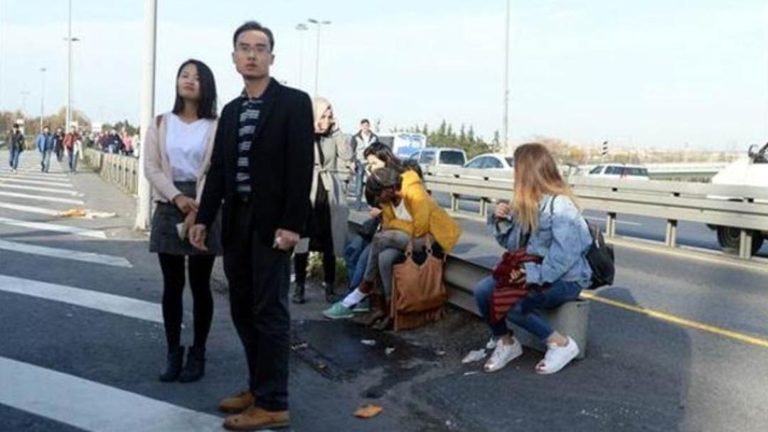 İstanbul'da metrob&uuml;s yolunda kaza