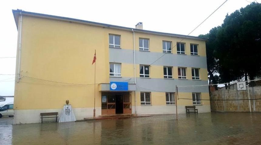 Kula’da depreme dayanıksız olduğu tespit edilen bir okula yıkım kararı