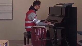 Ağır hasarlı okula girip piyano çalan öğretmenin videosu sosyal medyada gündem olmayı başardı