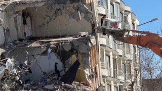 İzleyenler şaşkına döndü! Çeyizlik çamaşır makinesini hayatını tehlikeye atarak yıkım kararı verilen binadan böyle indirdi