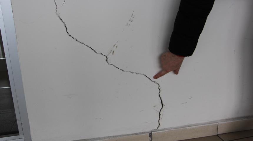 Samsun 19 Mayıs Stadyumu'nda korkutan &ccedil;atlaklar! Tepkiler &ccedil;ığ gibi...