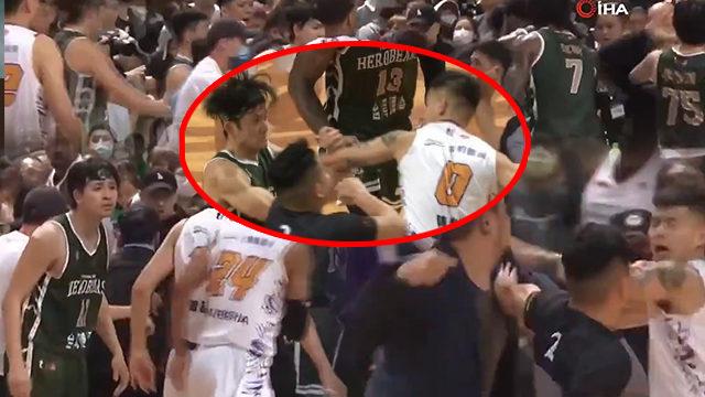 Lig tarihinin en büyük kavgası! Önce dirsek sonra yumruklar konuştu! Tayvan'daki basketbol maçında ortalık savaş alanına döndü