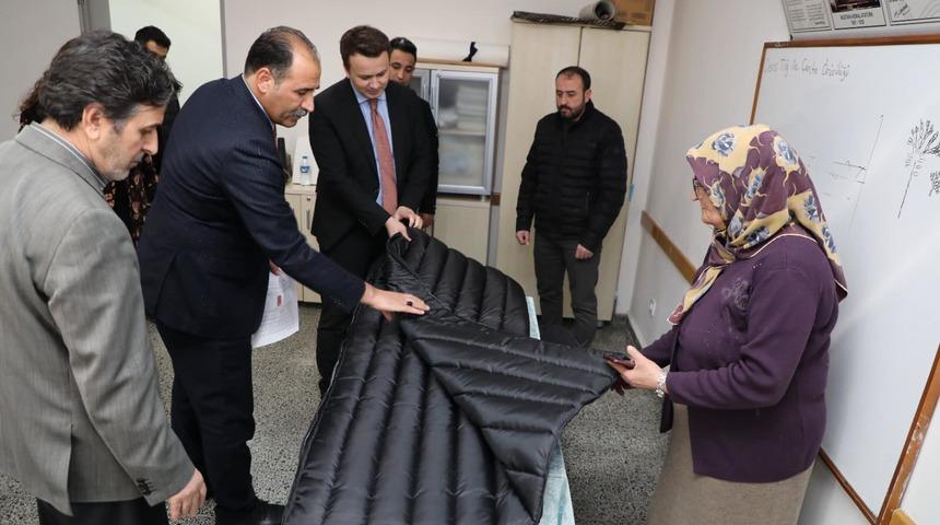 Erzincan'da gönüllülerin ürettiği uyku tulumları depremzedelere gönderiliyor