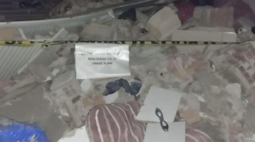 Hatay sallandı! İskenderun'da deprem nedeniyle 3 katlı boş bina yıkıldı