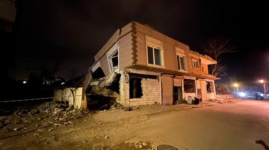 Hatay merkezli depremde Osmaniye'de boşaltılan 2 katlı binanın bir bölümü yıkıldı