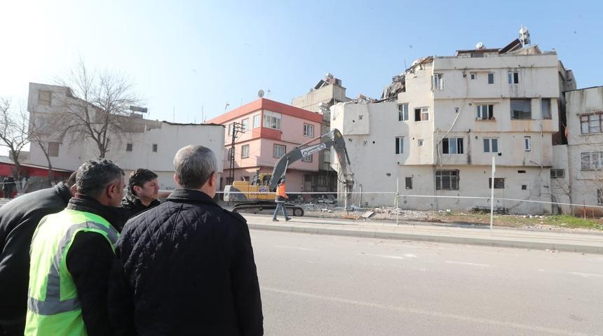 Ağır hasarlı olan evlerin yıkım &ccedil;alışmaları s&uuml;r&uuml;yor