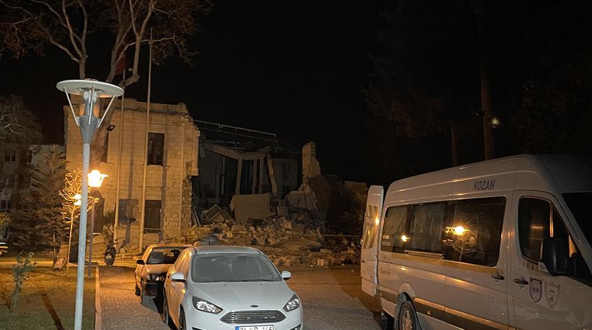 Hatay depremleri sonrasında valilik binasının bir kısmı yıkıldı