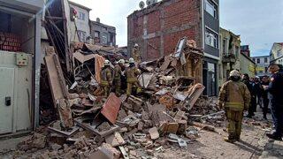 SON DAKİKA| Fatih'te korkutan olay: 3 katlı metruk bina çöktü! O anlar kamerada