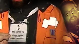 Hatay'da bulunan bir çadırkentte Beşiktaşlı grup ile canlı yayındaki muhabir arasında gerginlik Yayını bitirebilir miyiz?