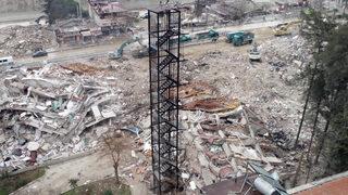 Gören bir daha baktı! 7 katlı binadan geriye sadece yangın merdiveni kaldı