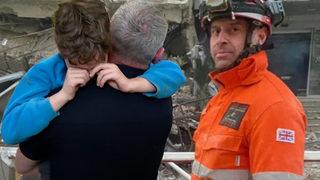 Türkiye’den dönen İngiliz itfaiyeciyi oğlu havalimanında gözyaşlarıyla karşıladı! “Onu görmek çok güzel”