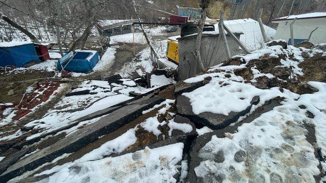 Deprem felaketinde en fazla yer kaymasının yaşandığı Ekinözü'nde ürküten manzara! Yollar yarıldı, ağaçlar kökünden söküldü...