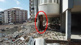 Deprem bölgesinde ilginç görüntü! Çökmek üzere olan binayı kütükle ayakta tuttular