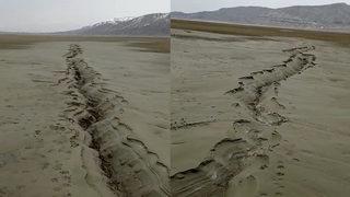 Depremin ardından fay hattındaki zemin sıvılaşması böyle görüntülendi! Metrelerce uzunluğunda yarık oluştu