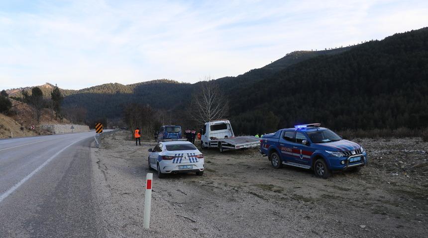 Isparta'da iki otomobilin çarpışması sonucu 2 kişi öldü, 1 kişi yaralandı