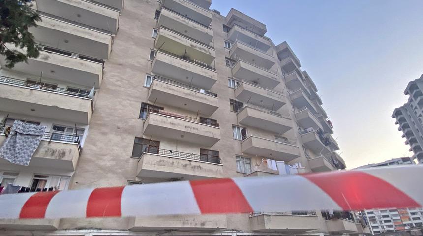 Art arda meydana gelen depremlerden etkilendi! Mersin'deki 40 daireden oluşan bina tahliye edildi