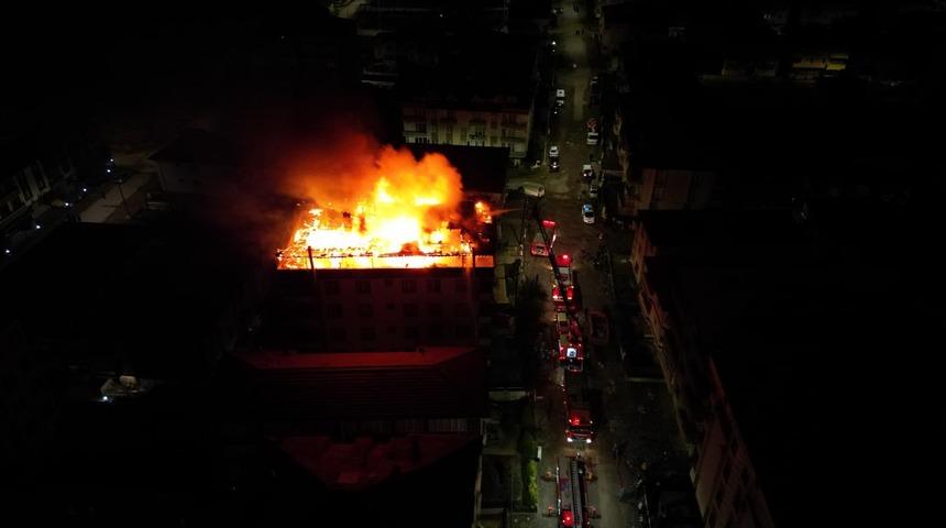 Sakarya'da otelin çatı katında çıkan yangın söndürüldü