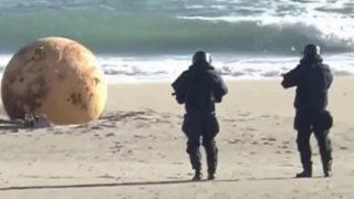Kimse ne olduğunu anlayamadı! Japonya’da ‘gizemli top’ nedeniyle sahil kapatıldı... Polisler harekete geçti