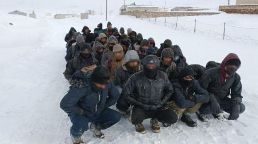 Van'da 410 kaçak göçmen ile 6 organizatör yakalandı