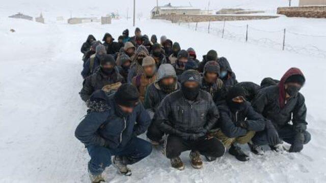 Van'da 410 kaçak göçmen ile 6 organizatör yakalandı