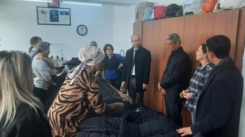 Köyceğiz’de depremzedeler için uyku tulumu, masa ve tabure üretiliyor