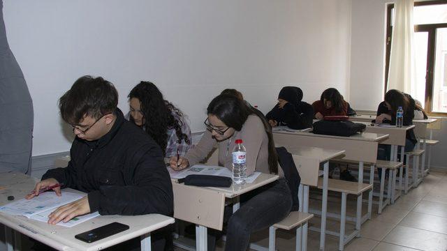 Mersin’de depremzede öğrenciler kurs merkezlerinde sınava hazırlanıyor