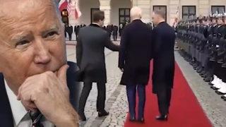 ABD Başkanı Joe Biden, Polonya ziyareti sırasında kırmızı halıda yolunu şaşırdı! Devreye anında koruması girdi